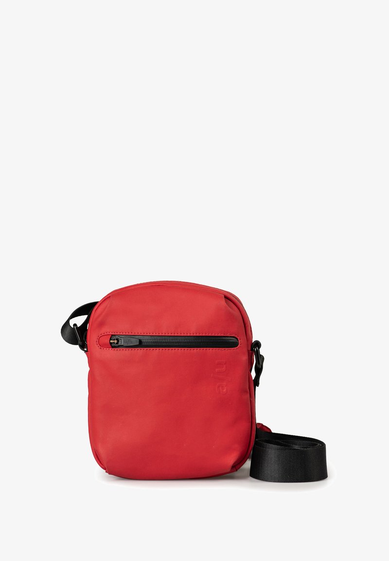 Rode crossbody tas met een gladde textuur, voorzien van een voorzak met rits en een verstelbare zwarte schouderband. Compacte, ronde vorm, minimalistisch ontwerp.