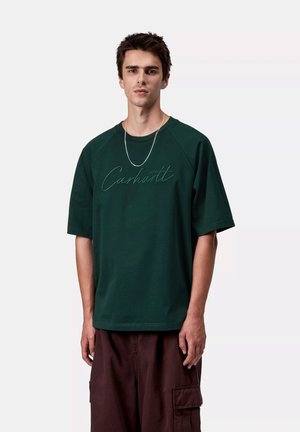 Zielona bawełniana koszulka z okrągłym dekoltem i krótkimi rękawami raglanowymi. Na piersi znajduje się jasnozielone logo "Carhartt" w formie napisu.