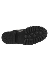 Czarne obuwie z teksturowaną gumową podeszwą z głębokim bieżnikiem i zaokrąglonym noskiem. Materiał to mieszanka skóry i syntetycznego zamszu.