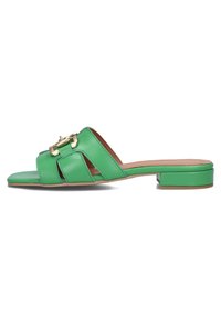Groene leren slidesandalen met twee voorkruizen, gouden hardwaredetails en een lage blokhak. Gladde textuur met open teenontwerp.