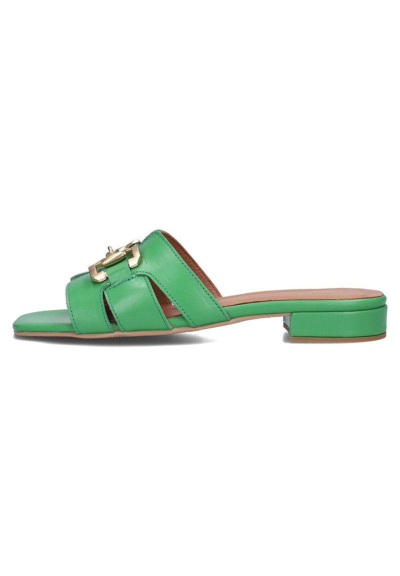 Groene leren slidesandalen met twee voorkruizen, gouden hardwaredetails en een lage blokhak. Gladde textuur met open teenontwerp.