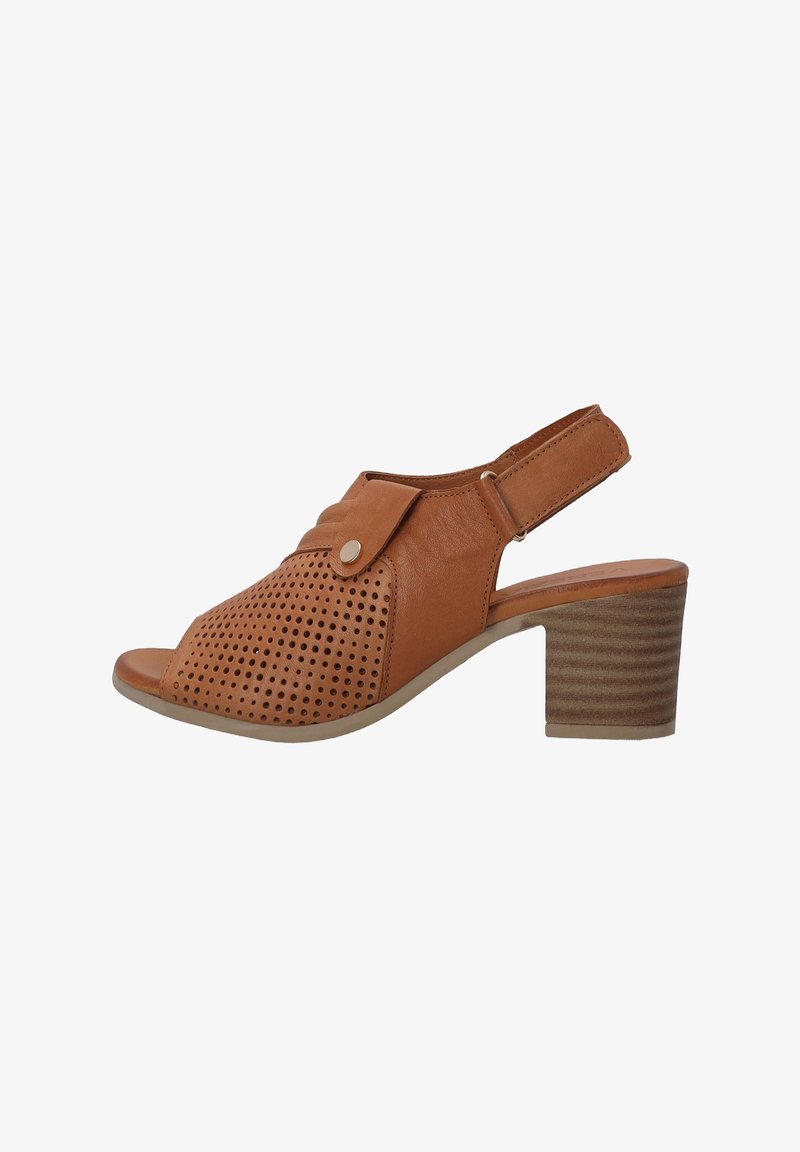 Braune Leder-Slingback-Sandale mit durchbrochenem Design, offener Zehe und 7,5 cm hohem Blockabsatz. Mit einem Knopfakzent und gepolsterter Innensohle.