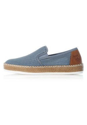 Chaussure bleue à enfiler avec tige en maille respirante, semelle intermédiaire en jute tressé, semelle extérieure en caoutchouc blanc, et patch talon en cuir marron marqué "Skechers by Rieker".