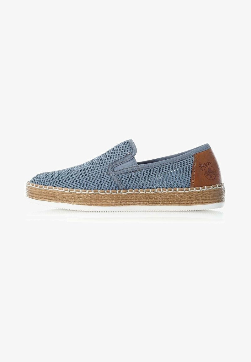 Chaussure bleue à enfiler avec tige en maille respirante, semelle intermédiaire en jute tressé, semelle extérieure en caoutchouc blanc, et patch talon en cuir marron marqué "Skechers by Rieker".