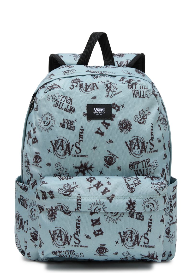 Vaaleansininen reppu, joka on valmistettu kestävästä kankaasta ja jossa on mustia piirrosmainen grafiikkaa, mukaan lukien tekstiä, symboleita ja kuvioita. Edessä vetoketjullinen tasku.