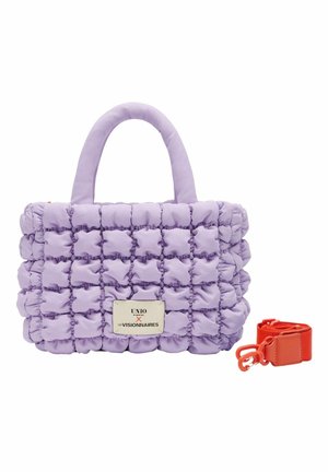 Sac à main matelassé lavande avec texture carrée tissée, poignées supérieures, étiquette blanche à l'avant et sangle orange vif détachable avec clips.