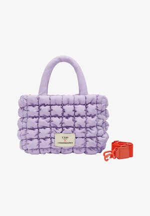 Bolso acolchado color lavanda con textura cuadrada tejida, asas superiores, etiqueta blanca en la parte delantera y correa extraíble independiente de color naranja brillante con clips.
