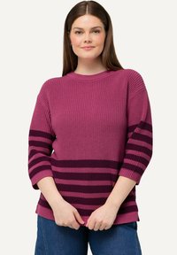 Magenta sweter prążkowany z ciemnofioletowymi poziomymi paskami, z okrągłym dekoltem i rękawami o długości trzy czwarte. Gładka tekstura, luźny krój.