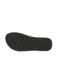 Suela de sandalia, de goma negra con patrón de olas, forma redondeada, textura uniforme, diseñada para el agarre con una superficie plana y mínima elevación.