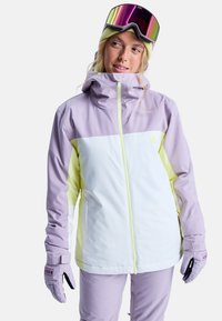 Kurtka narciarska w kolorze lawendowym, białym i żółtym, z zamkiem z przodu, kapturem i pasującymi rękawiczkami. Tkanina wydaje się gładka i wodoodporna.