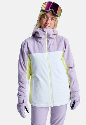 Kurtka narciarska w kolorze lawendowym, białym i żółtym, z zamkiem z przodu, kapturem i pasującymi rękawiczkami. Tkanina wydaje się gładka i wodoodporna.