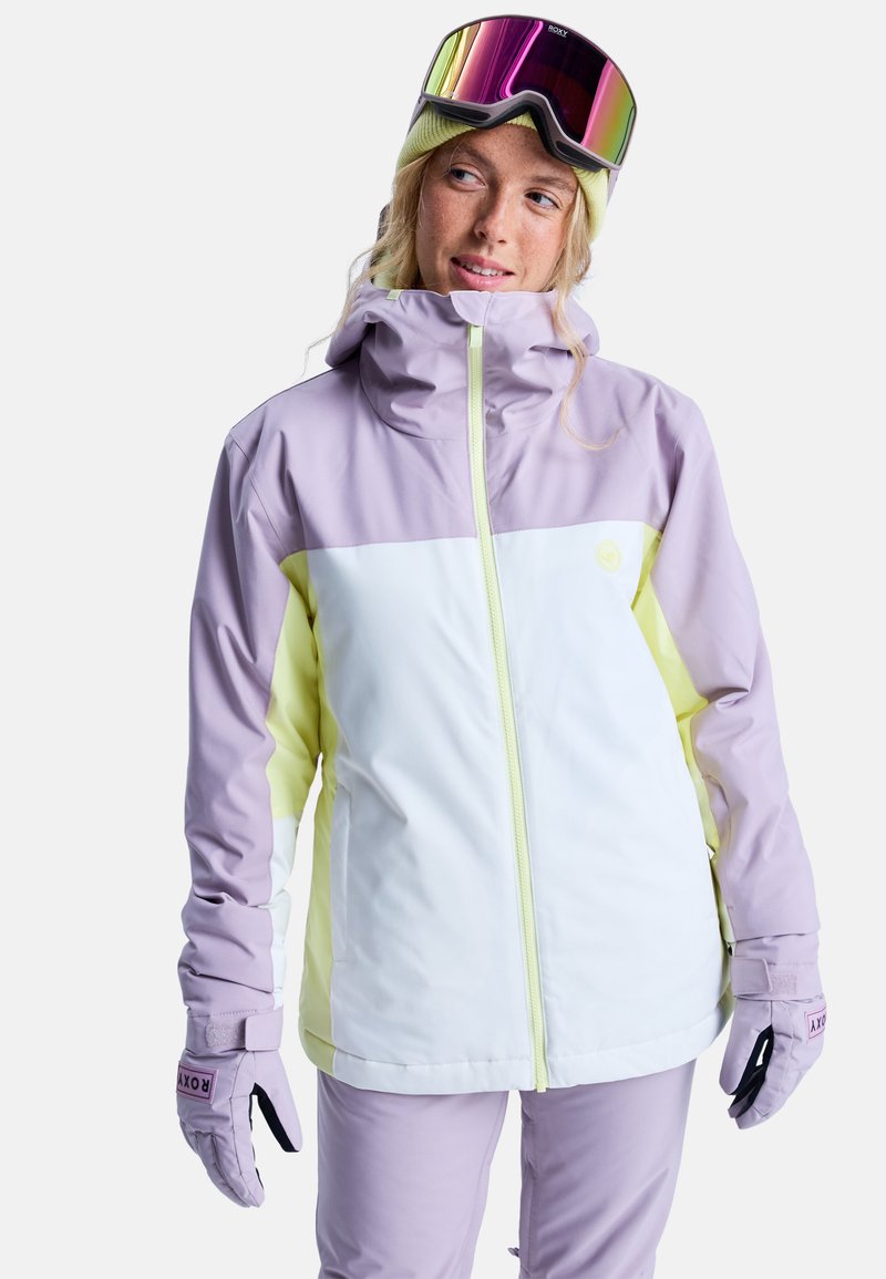 Kurtka narciarska w kolorze lawendowym, białym i żółtym, z zamkiem z przodu, kapturem i pasującymi rękawiczkami. Tkanina wydaje się gładka i wodoodporna.