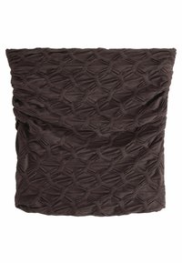 Brun tygkudde med en texturerad, vävd design som har korsande mönster och gathered-detaljer. Kanten har en slät finish.