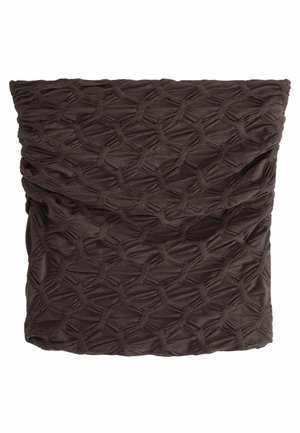 Brun tygkudde med en texturerad, vävd design som har korsande mönster och gathered-detaljer. Kanten har en slät finish.