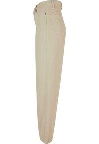 Pantalones rectos beige hechos de una mezcla de algodón, que cuentan con un diseño tradicional de cinco bolsillos y un sutil detalle de costura.