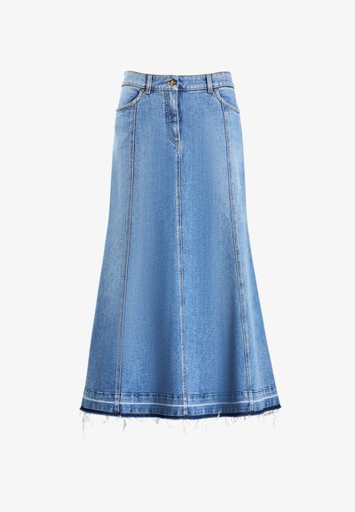 Gaiši zils džinsu svārku modelis ar A formas dizainu, priekšējiem kabatām, saplaisājušu apakšmalu un redzamām šuvju detaļām. Pāreja no pieguļoša uz izplestu formu.