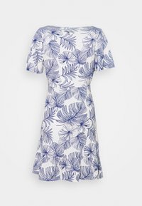 Biała sukienka z niebieskim wzorem tropikalnych liści i kwiatów, krótkimi bufkami i rozszerzanym dołem.