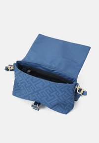 Tommy Hilfiger FLOW FLAP CROSSOVER - Umhängetasche - blue coast