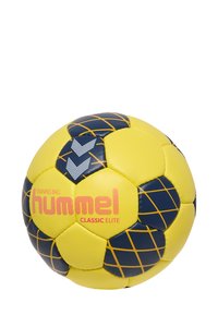 Gul och marinblå träningsboll med pentagonala paneler, texturerad yta, Hummel-märke och rutmönster.