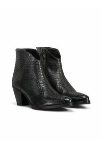 Stivaletti neri in ecopelle con texture a serpente, punta affusolata e tacco basso a scatola, dotati di chiusura con zip laterale.