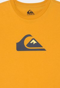 Quiksilver COMP LOGO TEE  - T-shirt estampada - golden rod