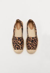 Espadrilles avec un dessus en tissu imprimé léopard, semelle intérieure beige et semelle extérieure en jute tressé. Bout arrondi et design à enfiler.