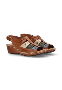 Sandalias de cuña de cuero marrón con diseños recortados y paneles laterales multicolores. Textura suave con costuras decorativas a lo largo de la suela.