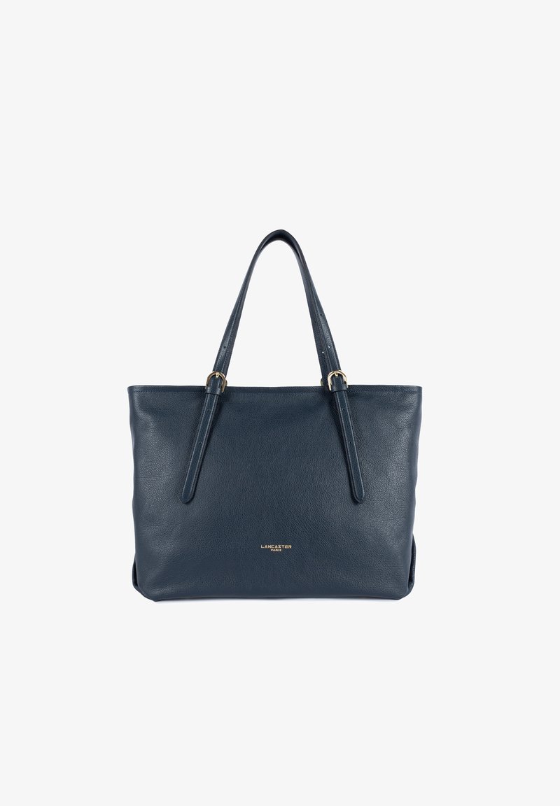 Navyblaue Leder-Tote mit zwei langen Tragegriffen und minimalen goldenen Akzenten. Glatte Textur und rechteckige Form. Markenname auf der Vorderseite abgebildet.