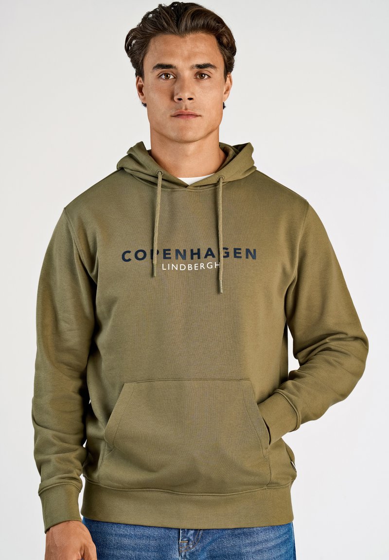 Olivgrön hoodie med framfickan i känguru-stil. Har en justerbar huva och tryckt text "COPENHAGEN LINDBERGH" i marinblått. Slät textur.