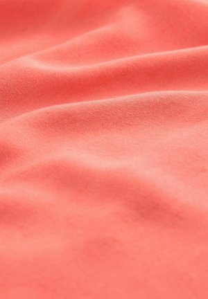 Tessuto corallo con una superficie liscia e una leggera lucentezza, caratterizzato da morbide pieghe e sottili variazioni di colore su tutta la superficie.