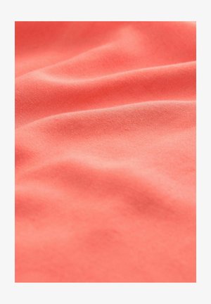 Koraalstof met een gladde textuur en een lichte glans, met zachte plooien en subtiele kleurvariaties over het oppervlak.