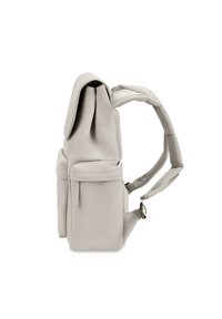 Šedý batoh s texturovaným povrchem, vybavený dvěma předními kapsami a polstrovanými síťovými popruhy pro pohodlí, navržený pro ergonomické použití.