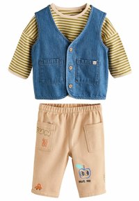 Dvoje oblečenie pre deti, ktoré pozostáva z denimovej vesty s dvoma vreckami a zeleného pruhovaného trička s dlhým rukávom, ktoré je spárované s béžovými šortkami zdobenými hravými grafikami.