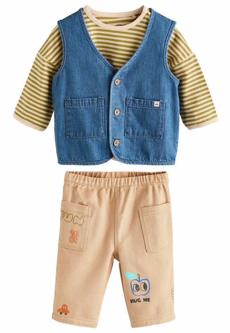 Dvoje oblečenie pre deti, ktoré pozostáva z denimovej vesty s dvoma vreckami a zeleného pruhovaného trička s dlhým rukávom, ktoré je spárované s béžovými šortkami zdobenými hravými grafikami.