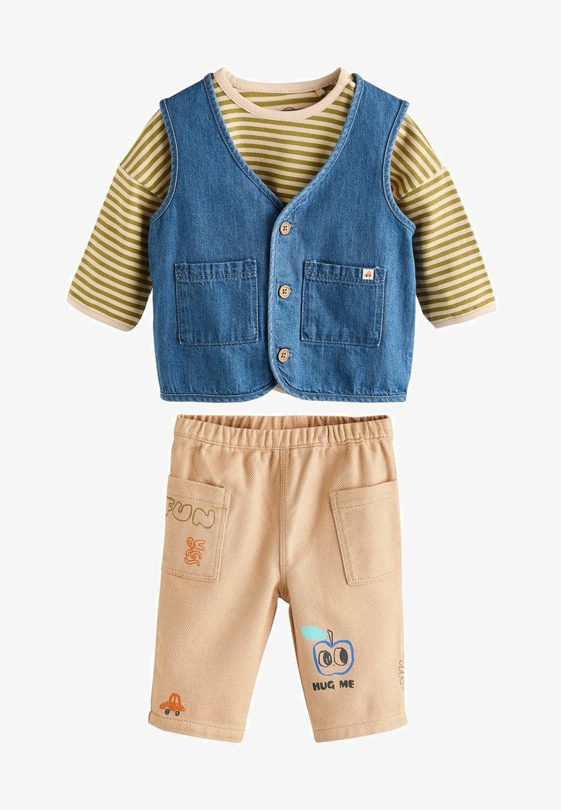 Dvoje oblečenie pre deti, ktoré pozostáva z denimovej vesty s dvoma vreckami a zeleného pruhovaného trička s dlhým rukávom, ktoré je spárované s béžovými šortkami zdobenými hravými grafikami.