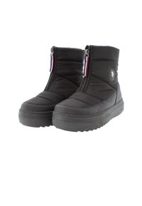Botas de tobillo negras con parte superior de tela acolchada, cremalleras laterales, suelas de goma y un diseño acolchado. Presenta un pequeño emblema de logo en el lado.