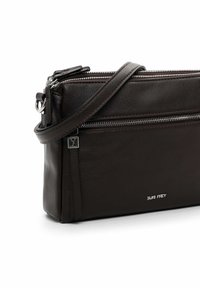 Borsa a tracolla in pelle marrone con due scomparti con cerniera, tracolla rimovibile e un delicato logo frontale.