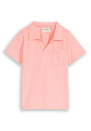 Różowa koszulka polo z krótkim rękawem, kołnierzykiem, małą kieszonką na piersi i otwartym dekoltem w kształcie litery V.