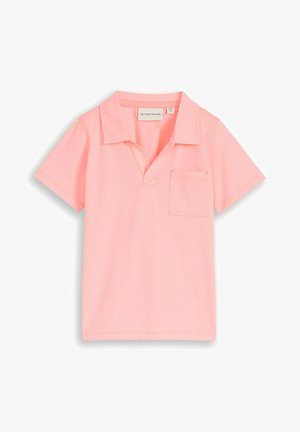 Różowa koszulka polo z krótkim rękawem, kołnierzykiem, małą kieszonką na piersi i otwartym dekoltem w kształcie litery V.