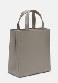 Szara torba tote z sztucznej skóry o minimalistycznym designie, kwadratowym kształcie, gładkiej fakturze i dwóch krótkich uchwytach. Posiada staranne szwy.