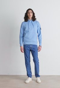 Calvin Klein Jeans BADGE HOODIE - Sportska majica - dusk blue