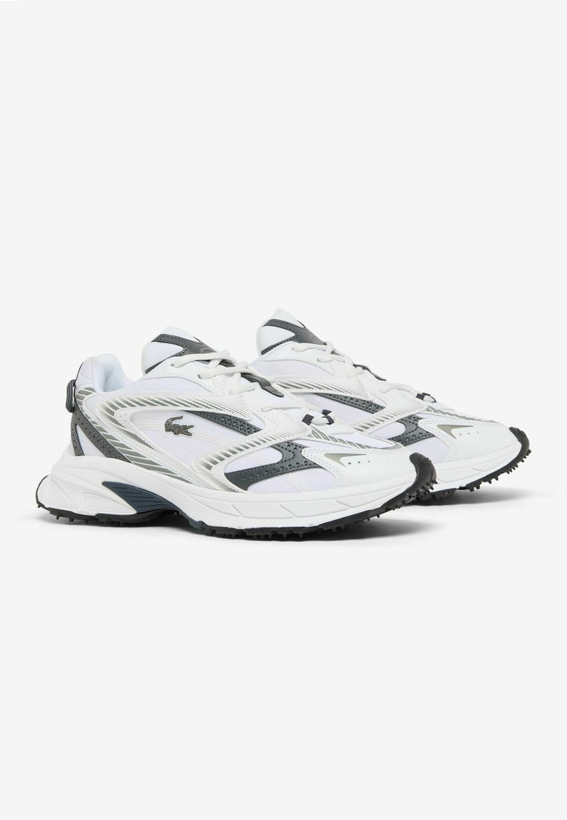 Paar weiße und graue Laufschuhe mit schwarzen Sohlen, Mesh- und Lederdetails sowie Markenlogo an den Seiten.
