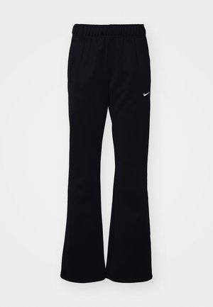 Zwarte joggingbroek met een elastische tailleband, uitlopende pijpen, twee zijzakken en een wit Nike-logo aan de linkerkant.