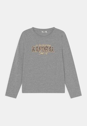 Graues Langarmshirt mit rundem Ausschnitt und bedrucktem Text "for beautiful days KAPORAL Jeans" im gemusterten und handschriftlichen Stil.