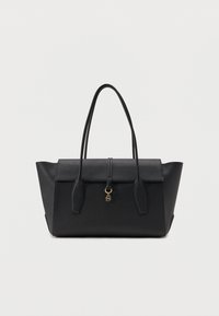 Μαύρη δερμάτινη τσάντα ώμου με δομημένες πλευρές, διπλές χειρολαβές, κλείσιμο με καπάκι και μικρό χρυσό γούρι που κρέμεται στο κέντρο μπροστά.