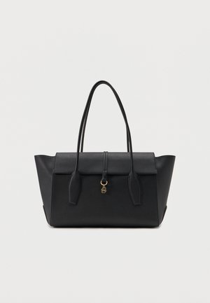 Zwarte leren shopper met gestructureerde zijkanten, dubbele handvatten, klepsluiting en een kleine gouden hanger middenvoor.