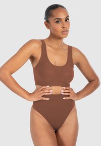 Bruin tweedelig zwempak met een sportbeha met ronde hals en een high-waisted onderkant. Glad textuur en naadloos ontwerp overal.