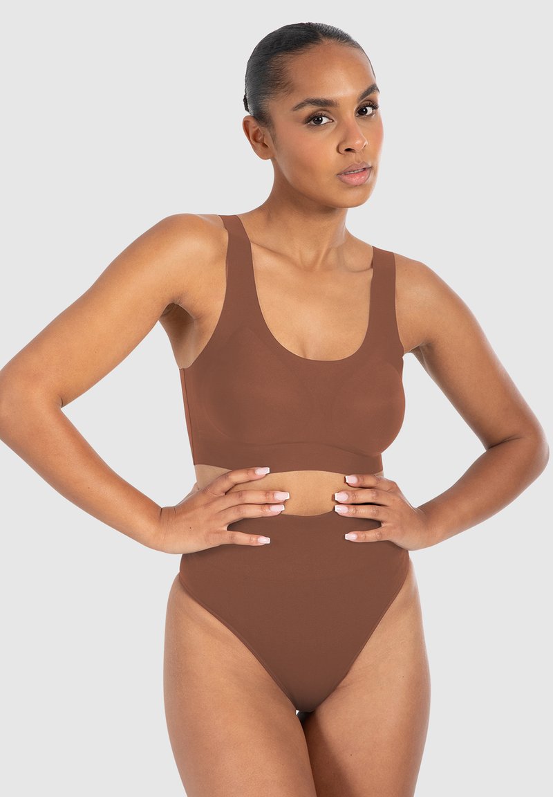 Bruin tweedelig zwempak met een sportbeha met ronde hals en een high-waisted onderkant. Glad textuur en naadloos ontwerp overal.