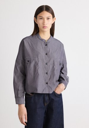 Gestreept overhemd in grijs en blauw, met een mandarin collar en twee borstzakken. Soepele textuur, met zwarte knopen en een losse pasvorm.