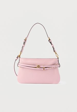 Pehmeä vaaleanpunainen nahkainen olkalaukku säädettävällä hihnalla ja ohuella koristevyöllä, jossa on kullanvärinen solki ja niitit.